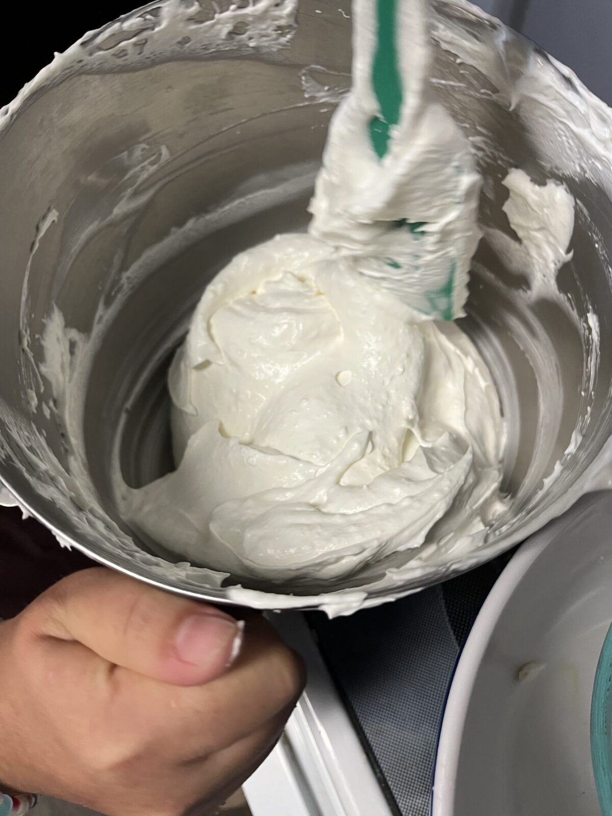 Cream cheese and whipped cream have been mixed together they make relatively thick consistency. Make sure they get rid of any chance. I’ll try to smooth.