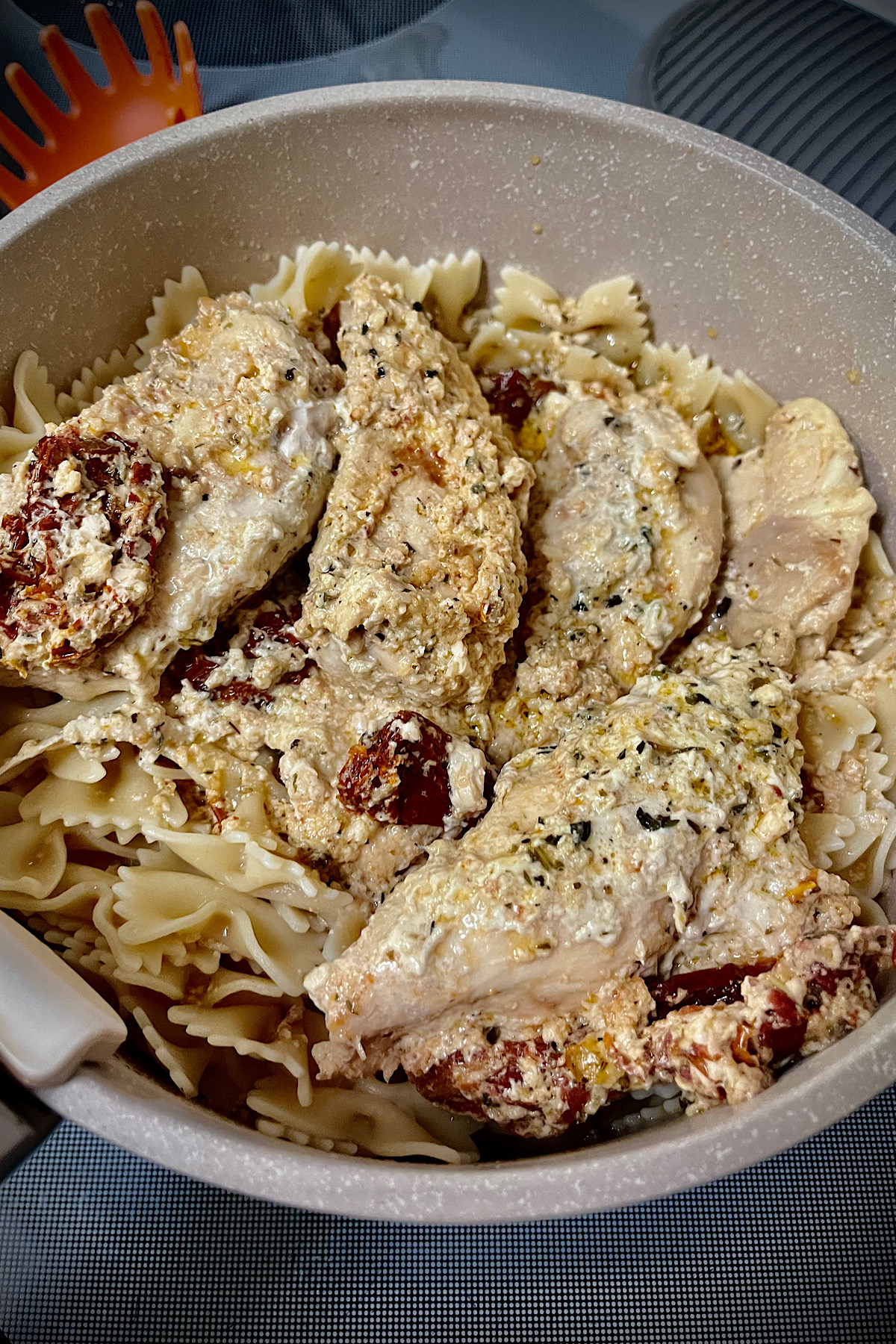 Pasta and chicken can now be see mixed together lots of amazing flavor and sauce